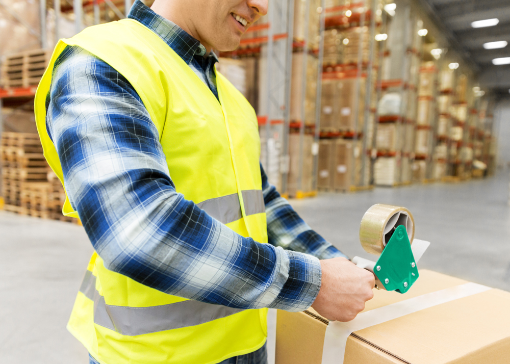 Mitarbeiter beim Verpacken eines Pakets